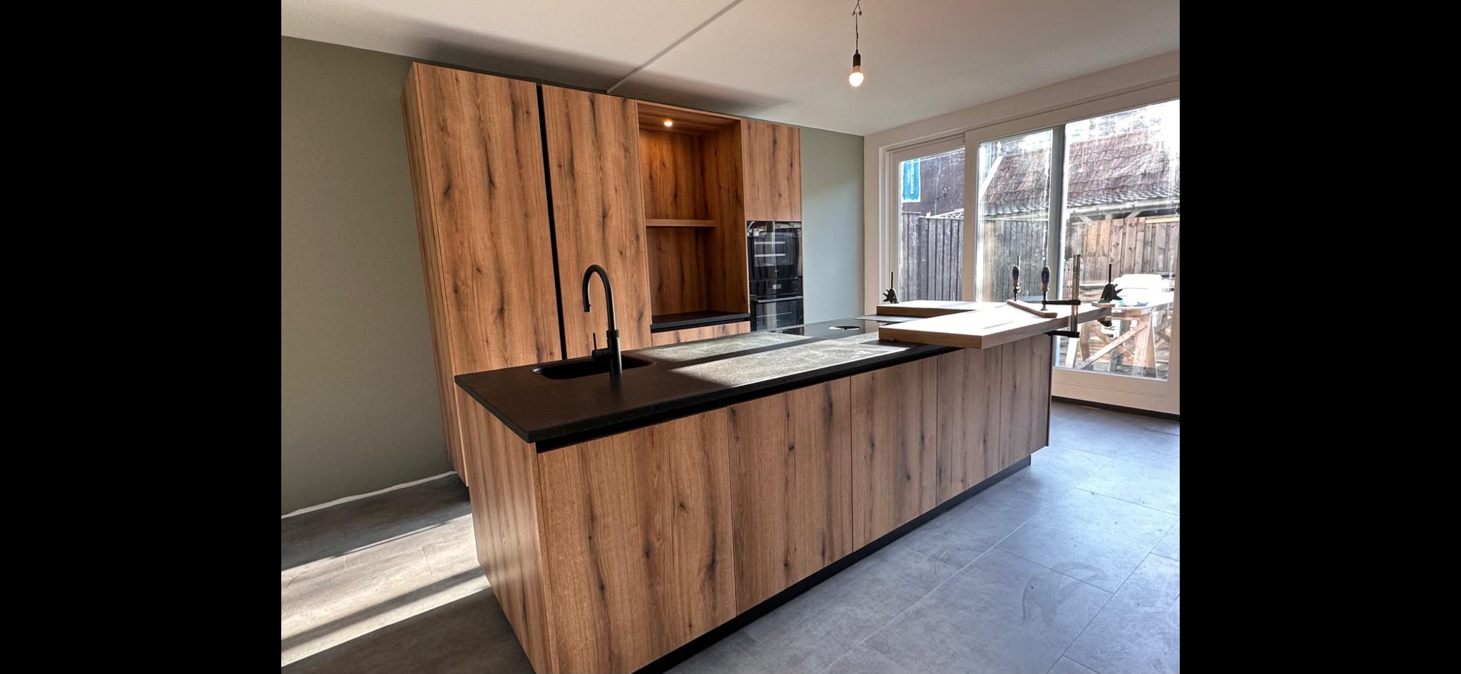 Moderne keuken met marmeren aanrechtblad
